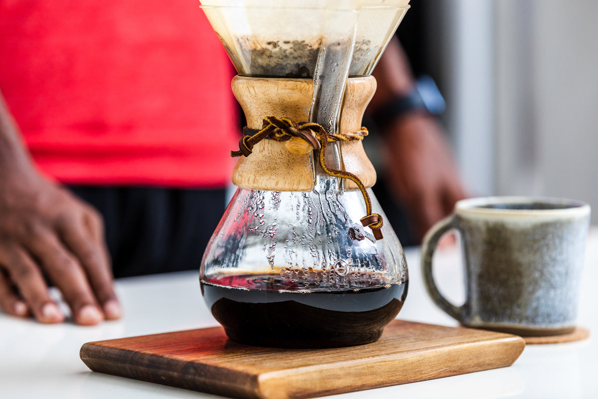 https://chemex-canada.ca/cdn/shop/files/pour-over-coffee-and-cup-close-up_x800.jpg?v=1614879661